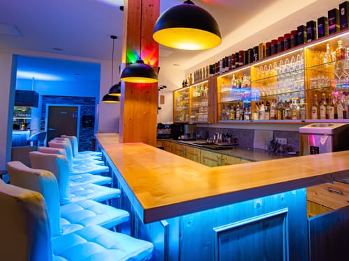 Hotelbar mit einigen Sitzmöglichkeiten