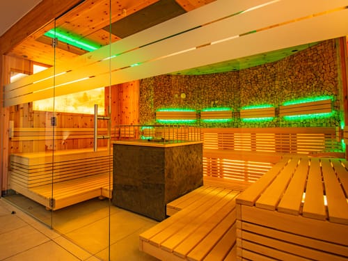 Entdecken Sie die ultimative Entspannung in dieser stilvollen Sauna mit eleganter Holzverkleidung und beruhigender Beleuchtung. Ideal für Wellness und Erholung.