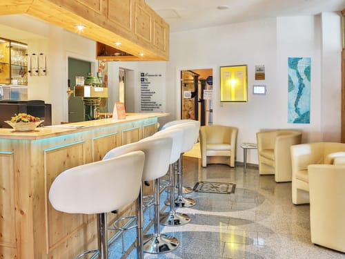 moderne Hotelbar mit Barhockern, Loungesesseln und Tischen