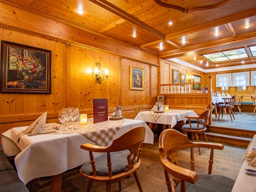 Uriges Restaurant mit einigen Sitzplätzen