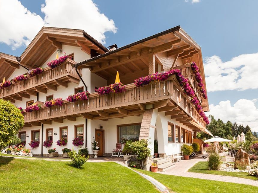 Außenansicht mit Terrasse und Garten