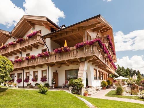 Außenansicht mit Terrasse und Garten