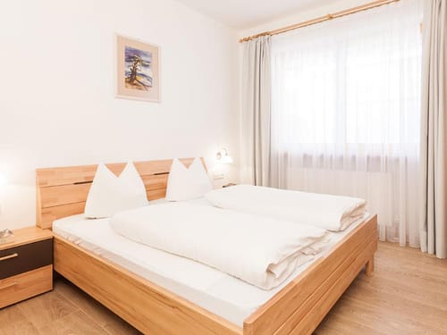 Doppelzimmer im Appartement mit Doppelbett und Nachttisch