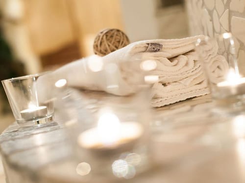 Handtücher und Deko im Wellnessbereich