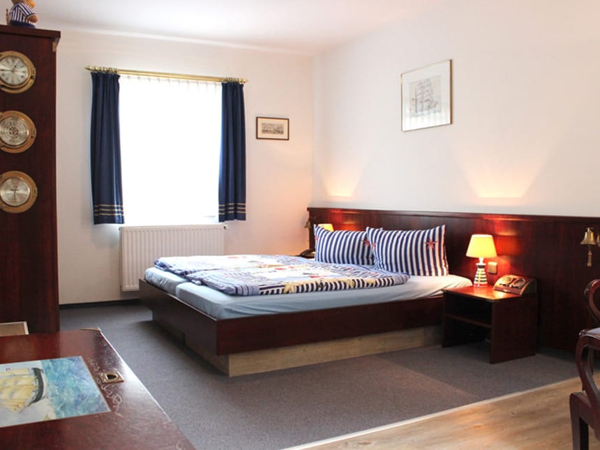 Doppelzimmer Standard mit Doppelbett, Nachttisch und Lampen