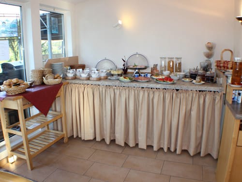 Frühstücksbuffet mit Brötchen, Müsli, Obst, Käse und Wurst