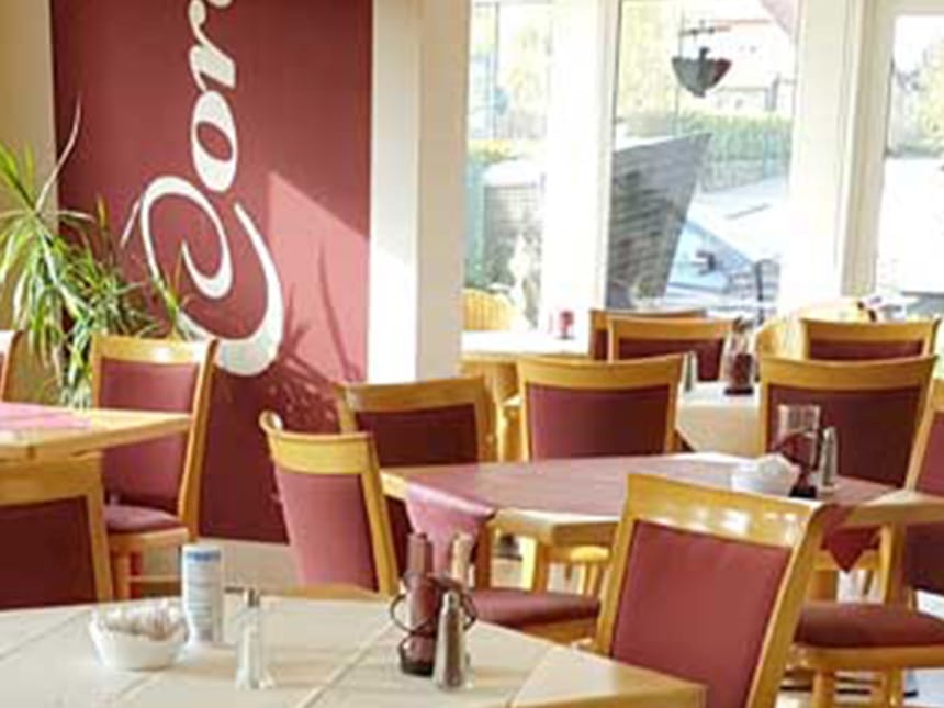 Frühstücksraum mit gedeckten Tischen