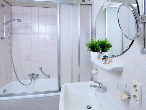 Bad mit Duschwanne, Spiegeln Ablage und Waschbecken