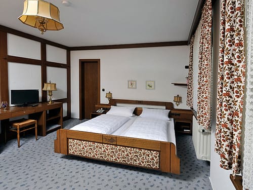Doppelzimmer mit Schreibtisch und TV