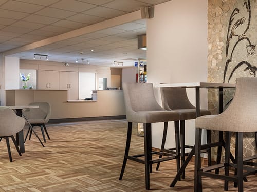 Lobby und Rezeption mit Loungemöbeln