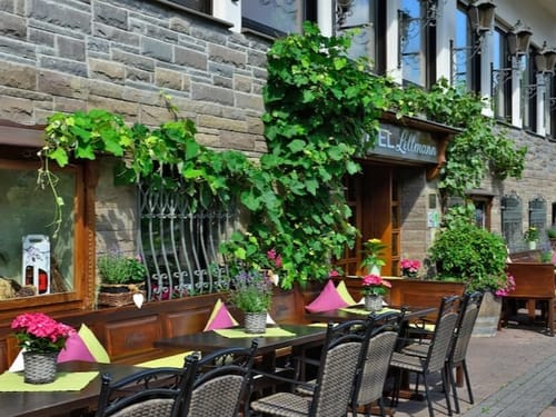 Terrasse direkt vor dem Hotel mit verschiedenen Tischgruppen