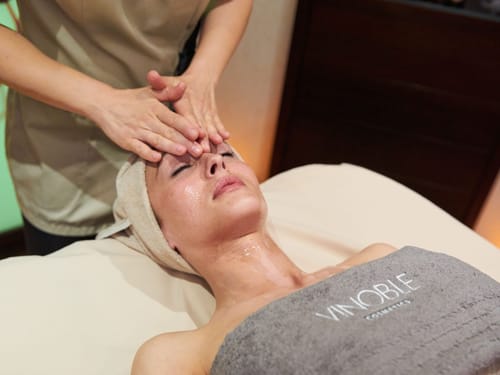 Dame auf der Beauty und Wellnessliege