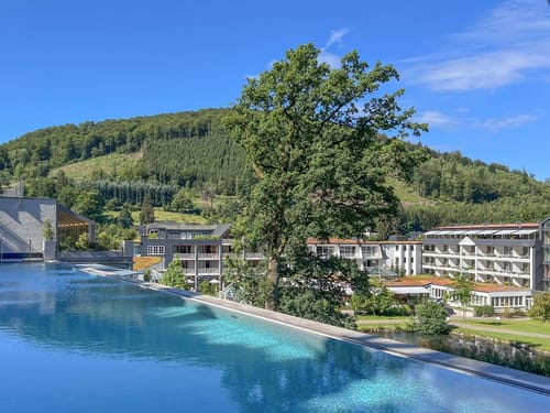Blick auf das Haupthaus vom Infinity Pool aus