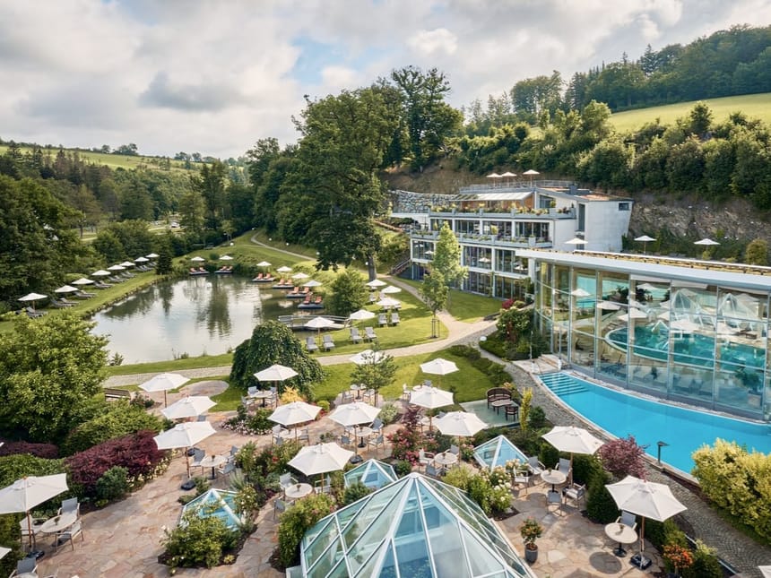 Hotelgarten mit Spa und Wellnessbereich sowie Gartenteich und Relaxliegen