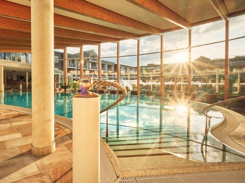 großer Wellnessbereich mit Indoorpoll und Panoramafenstern