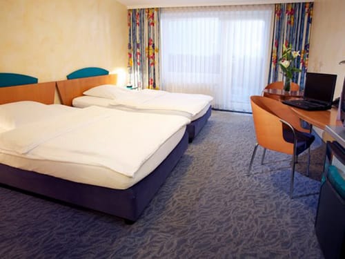 Standard Doppelzimmer mit Doppelbett, Schreibtisch, Tisch und Stühlen