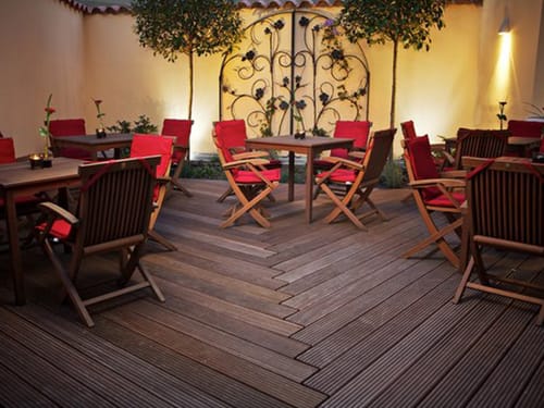 bequeme Holzmöbel auf der Terrasse