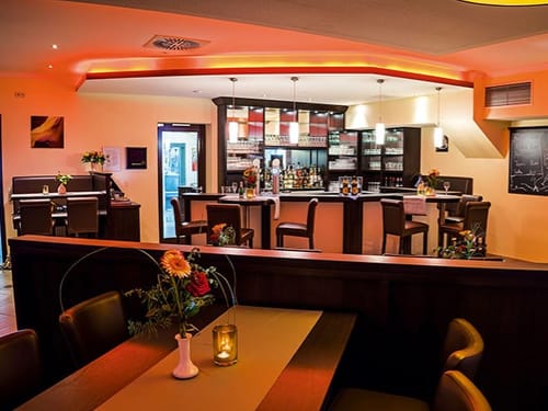 Hotelbar mit Barhockern und verschiedenen Sitzgelegenheiten