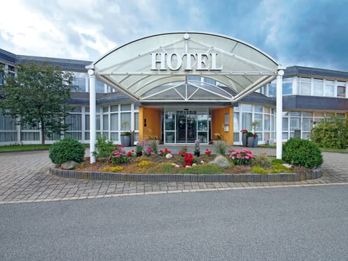 Hoteleingang vom Avalon Hotelpark Königshof