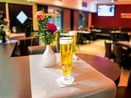 zwei Gläser Bier auf dem Tisch in der Bar