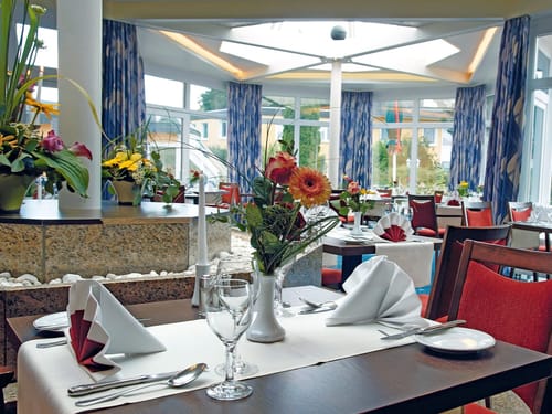 Restaurant mit vielen Sitzplätzen