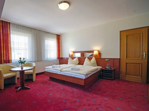 Großes Zimmer mit Sitzgelegenheit