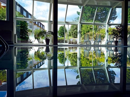 Pool mit Liegestühlen
