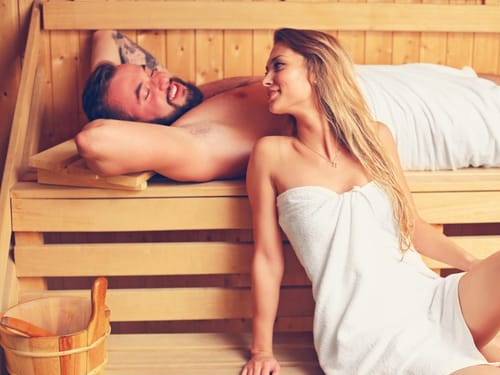Holzsauna mit einem Pärchen