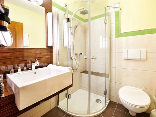 Badezimmer mit Dusche und WC