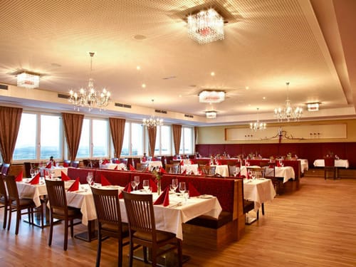 Hotel Restaurant mit gedeckten Tischen