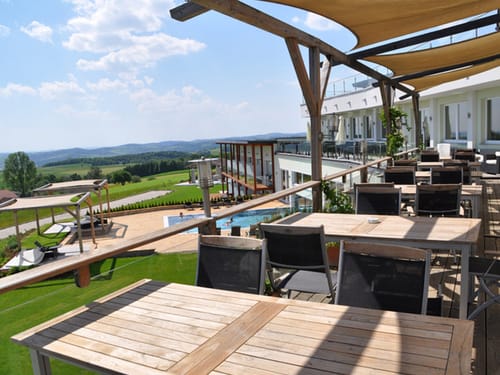 Terrasse mit Blick auf den Outdoorpool