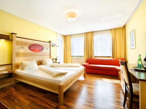 Geräumiges Zimmer mit Sitzecke