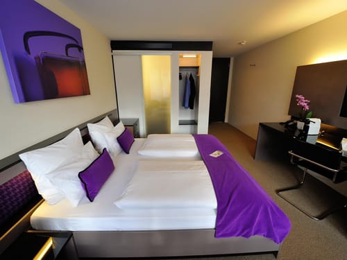 Doppelzimmer Standard mit Twinbett, Schreibtisch und TV