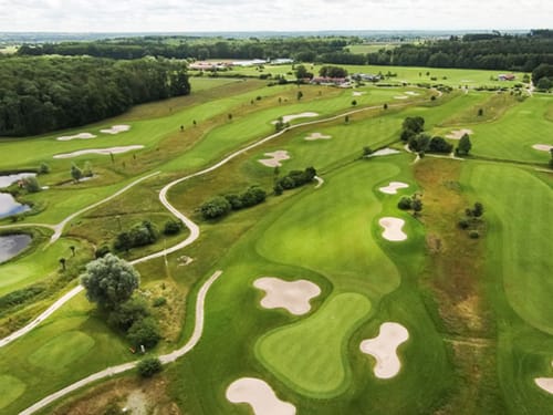 Luftaufnahmen Golfplatz bei Sonnenschein
