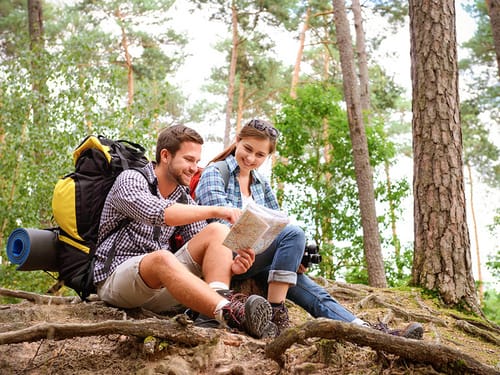 Paar bei Wandern in der Natur