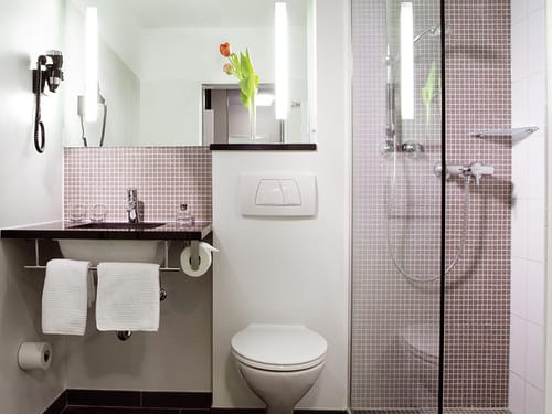 Bad mit Dusche, Waschtisch und WC