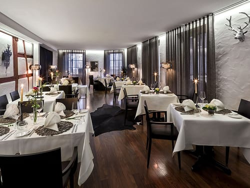 Restaurant mit eingedeckten tischen