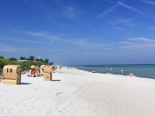 Strand mit Strandkörben und Aussicht auf das Meer