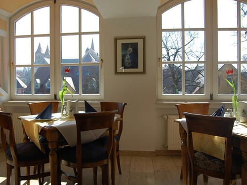 Restaurant mit zwei eingedeckten Tischen