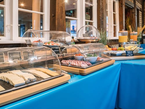 Speisenbuffet am Morgen mit einer reichhaltigen Auswahl an Wurst und Käse