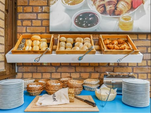 Auswahl an verschiedenen Backwaren vom Buffet