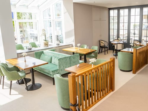 Bistro mit einigen Tischen und Stühlen