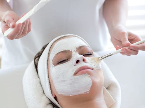 Junge Frau mit einer Gesichtsmaske