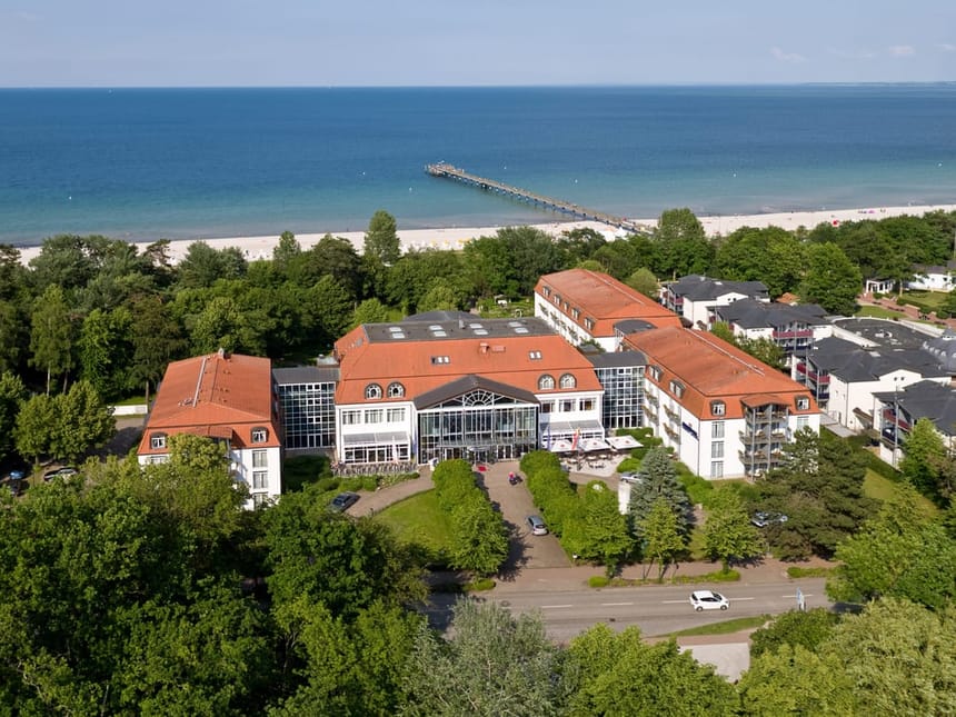 Seehotel mit Strand im Hintergrund