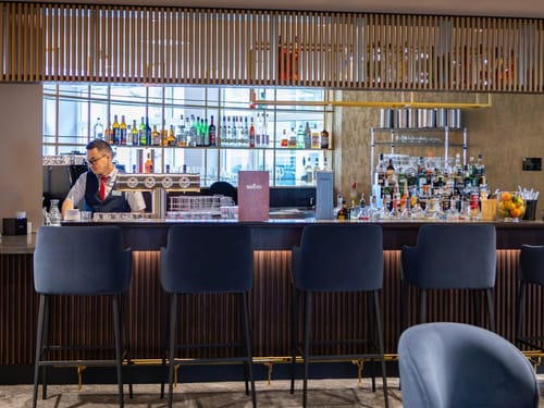 Hotelbar mit einem Barkeeper und viele Getränke