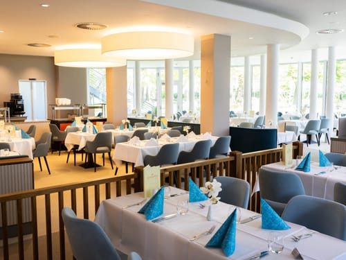 Eingedeckte Tische im Restaurant