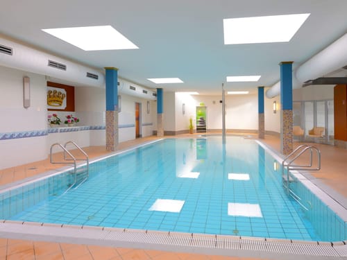 Großes Schwimmbecken