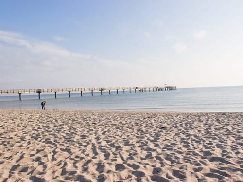 Sandstrand mit einem langen Steeg