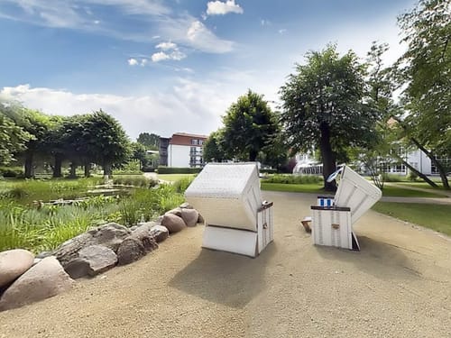 Strandkörbe am Teich im Hotelpark