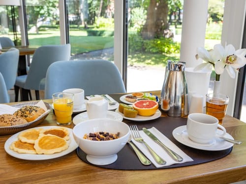 Tisch mit Frühstück eingedeckt